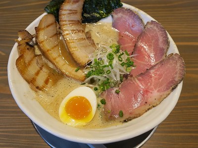 赤シャモジの濃熟醤油チャーシュー麺