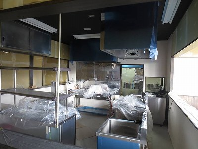厨房機器を搬入