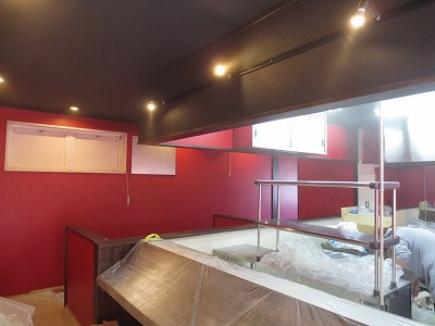 完成間近の店内