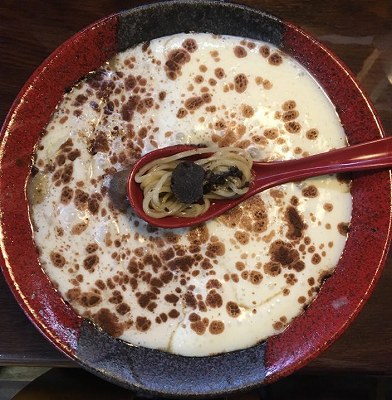 松茸、黒トリュフ、ポルチーニ3大キノコエスプーマ仕立てのラーメン（真上カット）