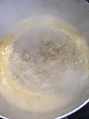 大量の毛ガニを煮込む