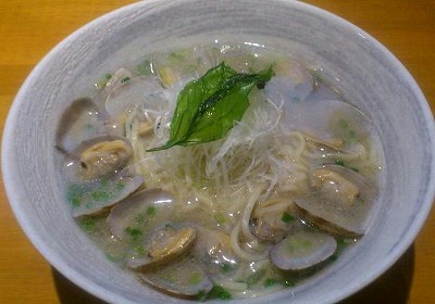 バジル香るアサリの白ワイン蒸しらぁめん