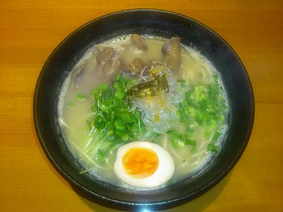 牛骨ダシの入った鶏白湯らぁめん