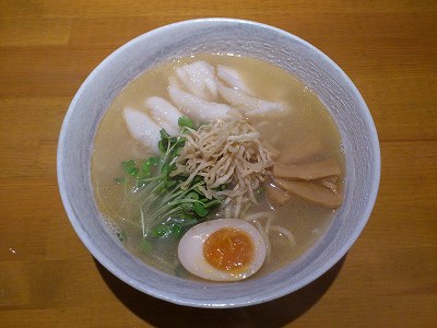 鯵の煮干し油香るフグ入りらぁめん