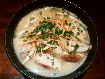 煮込み鶏入り濃厚ピリ辛ネギらぁめん