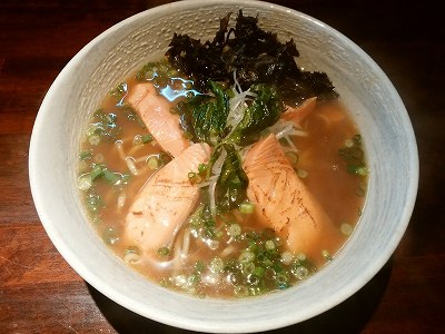 炙りサーモンののった白ワイン入り醤油らぁめん