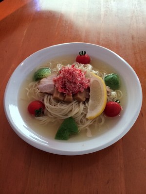 鶏塩レモンのカニ載せ冷製らぁ麺