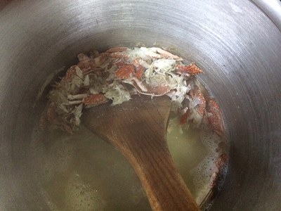 木べらで蟹を砕く