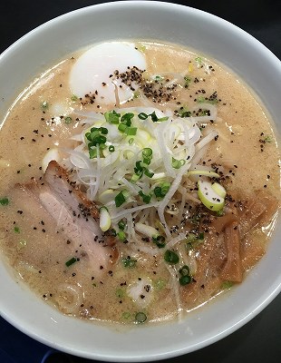 胡麻と黒胡椒の塩らーめん
