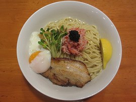 麺や来味　ズワイガニとキャビアを載せたぶっかけ太冷麺塩