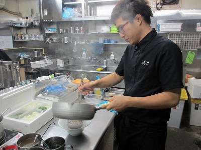 スープを注ぐ店主