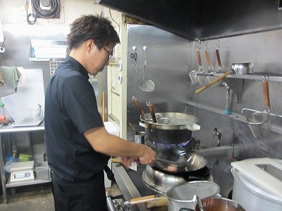 炒める店主