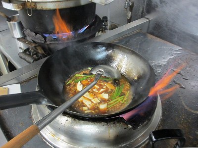 ニラ、キクラゲ、豆腐を投入