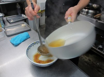 丼にスープを注ぐ