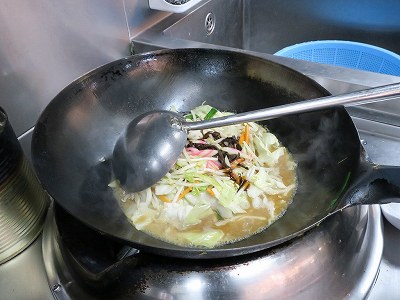 中華鍋に素材を投入