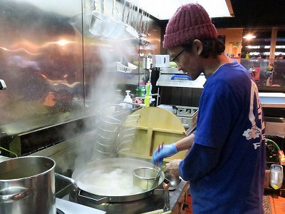 辛つけめんの提供作業