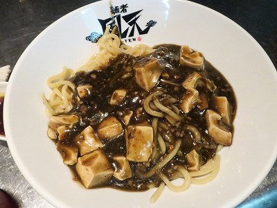 麻婆餡をかけた麺