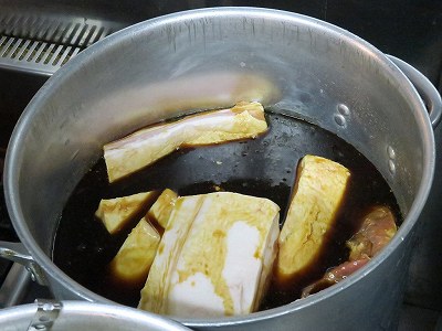 タレで煮込まれるチャーシュー