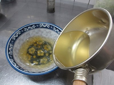 タレと鶏油を入れた丼