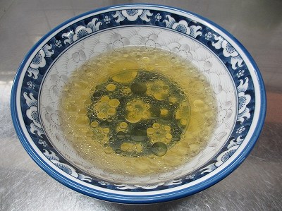 スープを注いだ丼