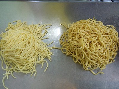 ２種類の麺（左が全粒粉麺）