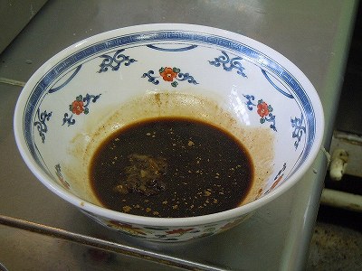 丼に醤油ダレを注ぐ