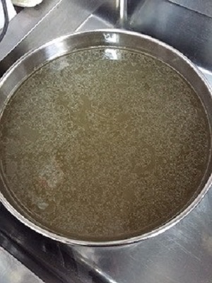 清湯スープを取り分け