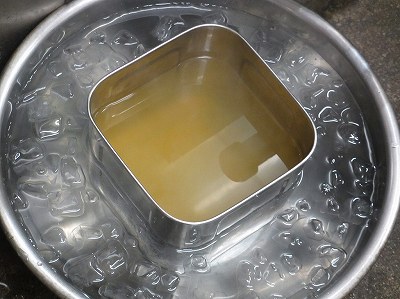 冷却中の煮干し出汁