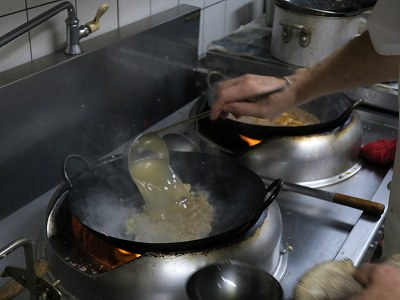 中華鍋にスープを注ぐ