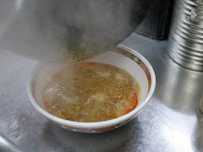 スープを丼に注ぎ入れる