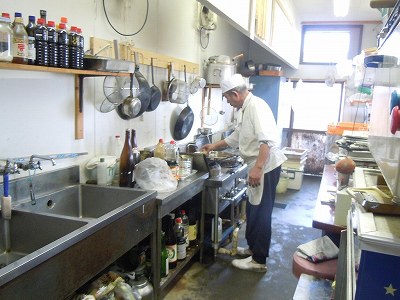 長作で調理をする初代社長