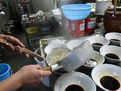 丼にスープを注ぐ