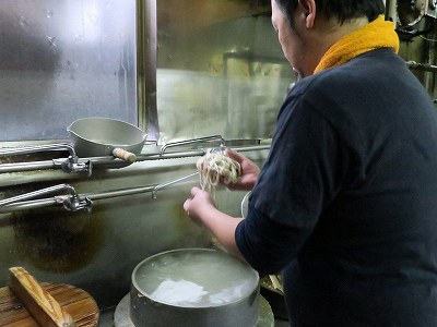 麺を茹でる