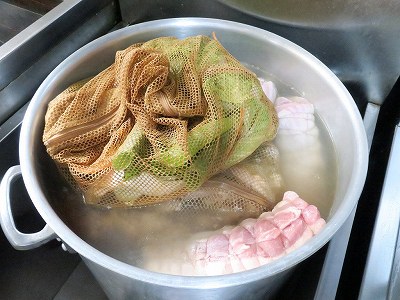 各種素材を煮込む寸胴