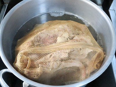 寸胴にネットに入れた食材を投入