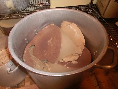 冷蔵庫で寝かせる動物系スープ