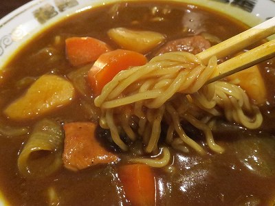 カレースープが麺にたっぷりと絡む
