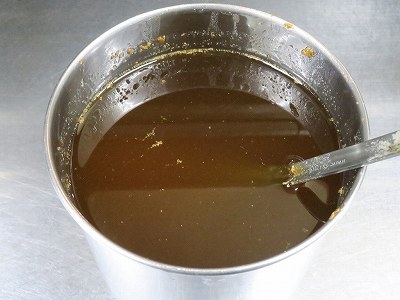 醤油で煮込んだ背油