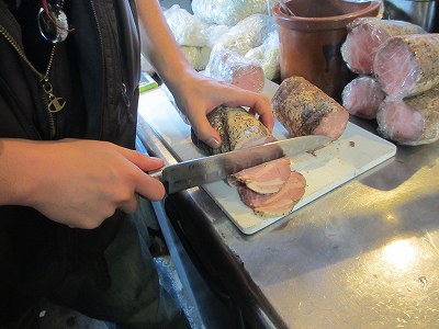 低温調理チャーシューをカット