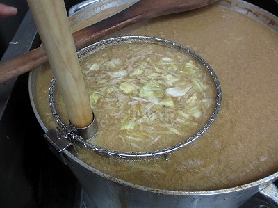 営業用のスープで茹でる野菜