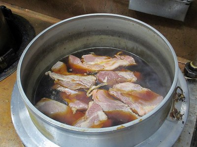 醤油ダレでモモ肉を煮込む