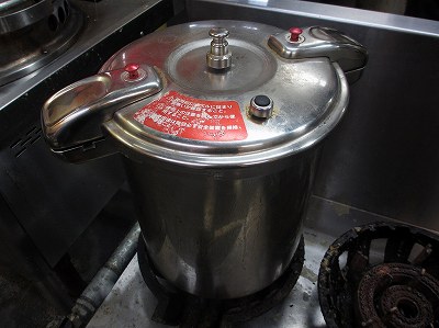 圧力鍋で仕込むバラ軟骨