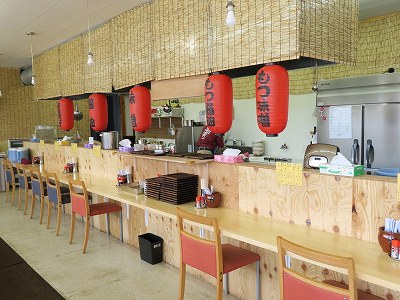 屋台の様な雰囲気の店内