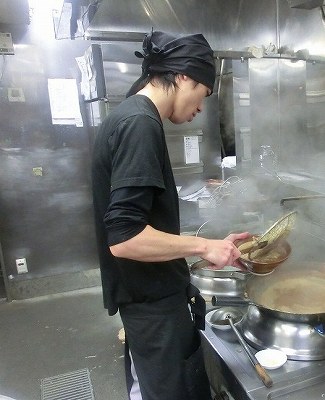 丼に野菜とスープを入れる