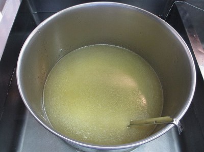 冷却中の鶏清湯スープ