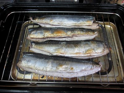 焼いたサンマの身