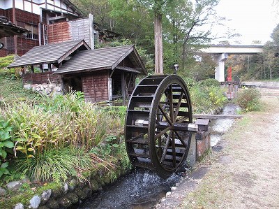 庭園にある小川と水車