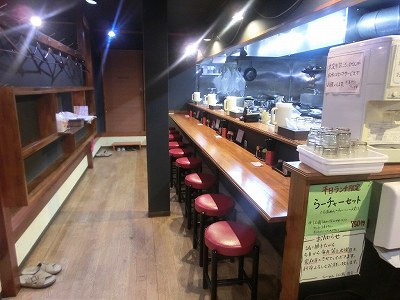 落ち着いた雰囲気の店内