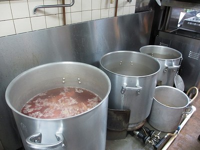 仕込み中の寸胴鍋