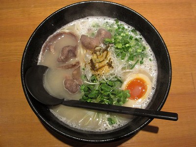 牛骨ダシの入った鶏白湯